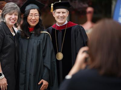 Gao Shan poses with CIU President Dr. Bill Jones and his wife Debby. (诺亚·阿拉德摄)